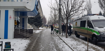 Alerta cu bomba la doua sedii ale Judecatoriei Chisinau. Politia a incercuit zona, iar persoanele din interior-evacuate