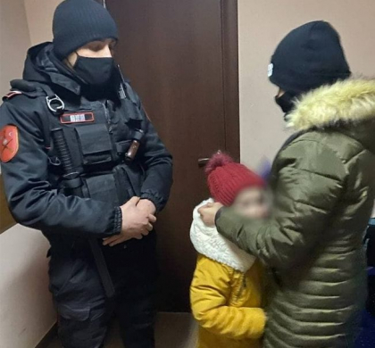 Un copil - gasit singur, afara, pe o strada din Balti. Carabinierii au sunat-o pe mama micutei. Ce a urmat Un copil - gasit singur, afara, pe o strada din Balti. Carabinierii au sunat-o pe mama micutei. Ce a urmat