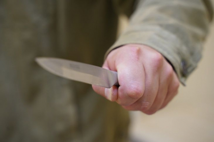 Caz socant la Ribnita. Un barbat a fost injunghiat cu un cutit de ginerele unui prieten. Cum s-a intamplat totul Caz socant la Ribnita. Un barbat a fost injunghiat cu un cutit de ginerele unui prieten. Cum s-a intamplat totul