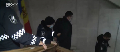 Dosarul penal pe numele vloggerului care a snopit in bataie un tanar in fata unui club de noapte - trimis in judecata. Acesta a primit inca 30 de zile de arest in izolator 