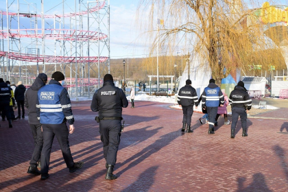 Politia a intervenit in parcul OrheiLand pentru a nu le permite oamenilor sa intre pe teritoriu - FOTO/VIDEO Politia a intervenit in parcul OrheiLand pentru a nu le permite oamenilor sa intre pe teritoriu - FOTO/VIDEO