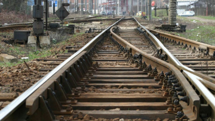 Caz socant in capitala. O tanara a ajuns la spital, dupa ce a fost lovita de un tren Caz socant in capitala. O tanara a ajuns la spital, dupa ce a fost lovita de un tren