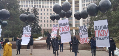 Membrii Partidului Congresul Civic protesteaza impotriva majorarii tarifelor pentru gaz si energia termica - VIDEO Membrii Partidului Congresul Civic protesteaza impotriva majorarii tarifelor pentru gaz si energia termica - VIDEO