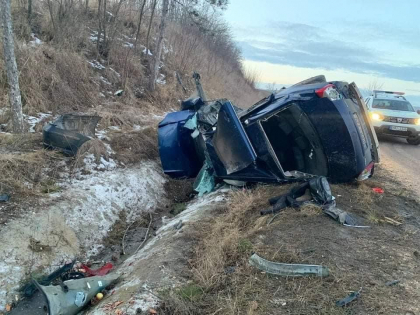Soferul si doi minori au ramas blocati intre fiarele automobilului, in urma unui accident, la Hincesti. Toti trei - transportati de urgenta la spital - FOTO Soferul si doi minori au ramas blocati intre fiarele automobilului, in urma unui accident, la Hincesti. Toti trei - transportati de urgenta la spital - FOTO