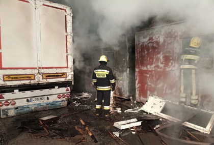 Un atelier de lemnarie si un magazin de constructii au luat foc, in capitala. 11 echipe de pompieri au intervenit - FOTO Un atelier de lemnarie si un magazin de constructii au luat foc, in capitala. 11 echipe de pompieri au intervenit - FOTO