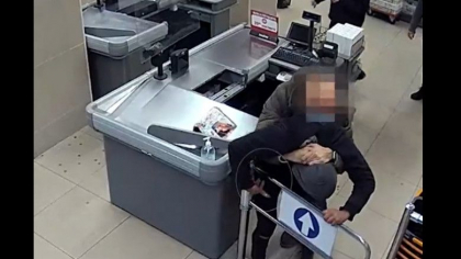 Un politist aflat in afara serviciului a oprit un jaf armat la un supermarket in plina zi, in Barcelona - VIDEO