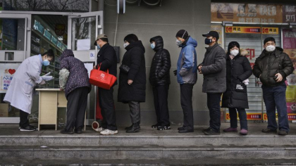 Confuzie printre un milion de oameni din Beijing care au aflat brusc ca nu mai pot pleca din cartiere
Confuzie printre un milion de oameni din Beijing care au aflat brusc ca nu mai pot pleca din cartiere