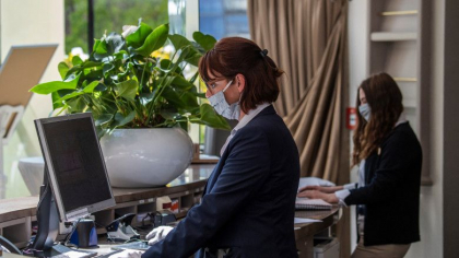 "O asemenea rusine!". Scandal in Italia, dupa un anunt de angajare pentru receptionere in care se cerea femeilor poze in costum de baie