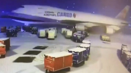 Un avion cargo din China a facut ravagii pe aeroportul din Chicago, in zona containerelor de marfa - VIDEO Un avion cargo din China a facut ravagii pe aeroportul din Chicago, in zona containerelor de marfa - VIDEO