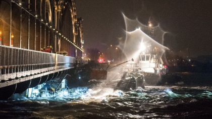 O furtuna puternica a lovit nordul Germaniei, vantul are forta unui uragan. Imagini din orasul Hamburg inundat