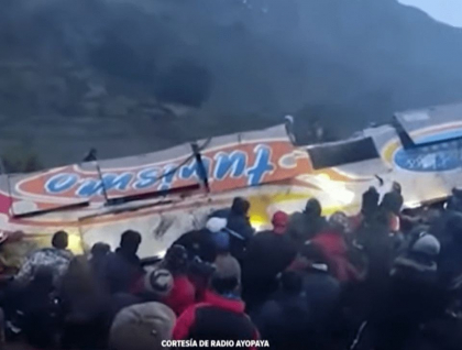 Cel putin 11 persoane au murit in Bolivia, dupa ce un autocar a cazut in gol intr-o prapastie de 400 de metri - VIDEO Cel putin 11 persoane au murit in Bolivia, dupa ce un autocar a cazut in gol intr-o prapastie de 400 de metri - VIDEO