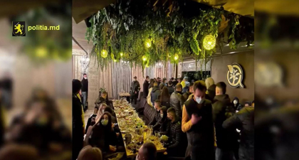 "Nu iesiti de la masa pana nu prezentati certificatele". Momentul in care mascatii au intrat in localul din sectorul Rascani, unde noaptea trecuta s-a dat o petrecere cu sute de oameni - VIDEO