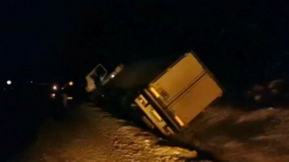 Un TIR din Republica Moldova a ajuns in sant. Cauza probabila a accidentului
