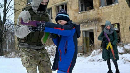 Copiii din Ucraina se pregatesc sa isi apere tara de invazia Rusiei. Zi de instructie cu arme reale
