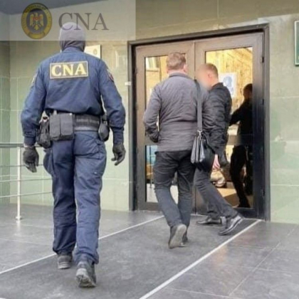 Doi dintre cei patru inspectori ai Agentiei pentru Protectia Consumatorului si Supravegherea Pietei, retinuti acum doua luni pentru corupere pasiva - trimisi pe banca acuzatilor Doi dintre cei patru inspectori ai Agentiei pentru Protectia Consumatorului si Supravegherea Pietei, retinuti acum doua luni pentru corupere pasiva - trimisi pe banca acuzatilor