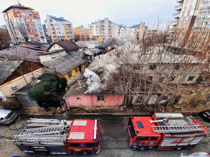 Incendiu pe o strada din capitala. Acoperisul unei case a luat foc - FOTO Incendiu pe o strada din capitala. Acoperisul unei case a luat foc - FOTO
