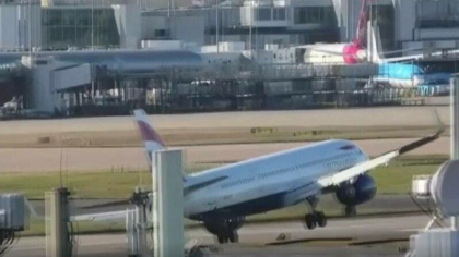 Marea Britanie: Un avion nu a reusit sa aterizeze din prima incercare, din cauza vantului puternic
