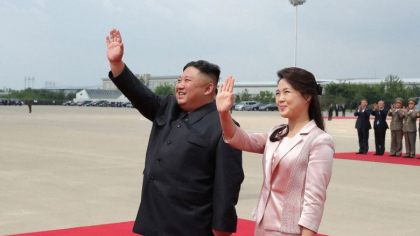 Sotia lui Kim Jong-un, prima aparitie in public dupa cinci luni. Prima Doamna a Coreei de Nord nu mai fusese vazuta din septembrie
Sotia lui Kim Jong-un, prima aparitie in public dupa cinci luni. Prima Doamna a Coreei de Nord nu mai fusese vazuta din septembrie