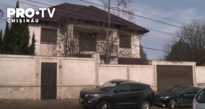 Sute de mii de euro si dolari - gasiti in locuintele celor 5 fosti deputati retinuti. Procurorii cer 30 de zile de arest pe numele acestora si anunta ca alti sase au fost audiati Sute de mii de euro si dolari - gasiti in locuintele celor 5 fosti deputati retinuti. Procurorii cer 30 de zile de arest pe numele acestora si anunta ca alti sase au fost audiati