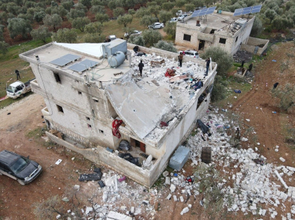 Bomba detonata de liderul ISIS in timpul raidului american din Siria a ucis 13 persoane, printre care femei si copii Bomba detonata de liderul ISIS in timpul raidului american din Siria a ucis 13 persoane, printre care femei si copii