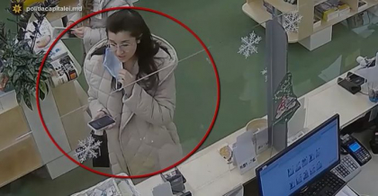 Femeia care a gasit peste 10 000 de lei intr-un centru comercial, s-a prezentat la politie - VIDEO Femeia care a gasit peste 10 000 de lei intr-un centru comercial, s-a prezentat la politie - VIDEO