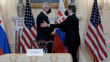 SUA au semnat un tratat cu Slovacia pentru intarirea prezentei militare in statul vecin cu Ucraina. Documentul este contestat
SUA au semnat un tratat cu Slovacia pentru intarirea prezentei militare in statul vecin cu Ucraina. Documentul este contestat