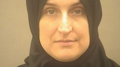 Cum s-a transformat o fata din America intr-un terorist cautat de FBI. In Siria antrena copii de sase ani sa traga cu mitraliera
