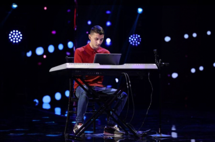 Un tanar de 15 ani din Constanta a primit Golden Buzz de la Andra. Adolescentul este nevazator din nastere si canta la 5 instrumente. Vezi prestatia acestuia la Romanii au Talent - VIDEO Un tanar de 15 ani din Constanta a primit Golden Buzz de la Andra. Adolescentul este nevazator din nastere si canta la 5 instrumente. Vezi prestatia acestuia la Romanii au Talent - VIDEO