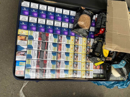 Doua valize pline cu tigari in valoare de 15 mii de euro, depistate intr-un autocar la vama Leuseni - FOTO Doua valize pline cu tigari in valoare de 15 mii de euro, depistate intr-un autocar la vama Leuseni - FOTO