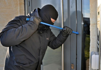 Au intrat intr-o gospodarie din Ocnita si au furat doua motociclete in valoare de 2000 si 4000 de lei. Faptasi - cautati de politisti Au intrat intr-o gospodarie din Ocnita si au furat doua motociclete in valoare de 2000 si 4000 de lei. Faptasi - cautati de politisti