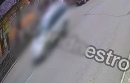 Caz socant in stanga Nistrului. O persoana a fost lovita din plin de o masina pe o strada din Tiraspol - VIDEO Caz socant in stanga Nistrului. O persoana a fost lovita din plin de o masina pe o strada din Tiraspol - VIDEO