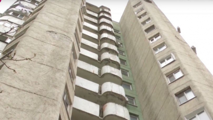 O minora de 15 ani a cazut in gol de la etajul 15 al unui bloc din capitala. Aceasta a fost transportata la spital pentru ingrijiri medicale 