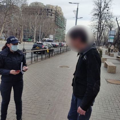 Un barbat de 39 de ani din capitala - depistat cu un pachetel de droguri asupra sa. Acesta avea, potrivit politiei, un comportament agresiv - FOTO