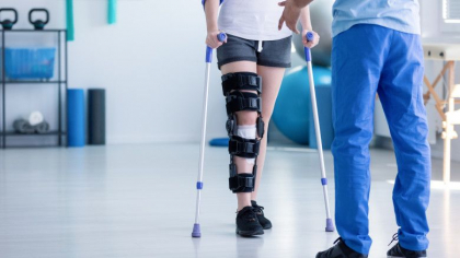 Un motociclist ramas paralizat a devenit prima persoana care poate sa mearga din nou dupa ce i s-a implantat un cip in coloana Un motociclist ramas paralizat a devenit prima persoana care poate sa mearga din nou dupa ce i s-a implantat un cip in coloana