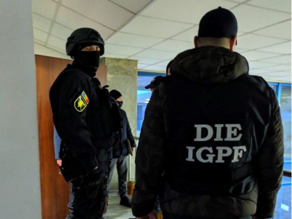 Trei vamesi si doi politisti de frontiera - retinuti in urma perchezitiilor de la vama Leuseni Trei vamesi si doi politisti de frontiera - retinuti in urma perchezitiilor de la vama Leuseni
