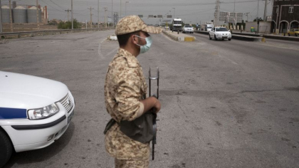 Un iranian s-a plimbat pe strada cu capul sotiei sale in mana. A decapitat-o pentru ca o banuia de adulter Un iranian s-a plimbat pe strada cu capul sotiei sale in mana. A decapitat-o pentru ca o banuia de adulter