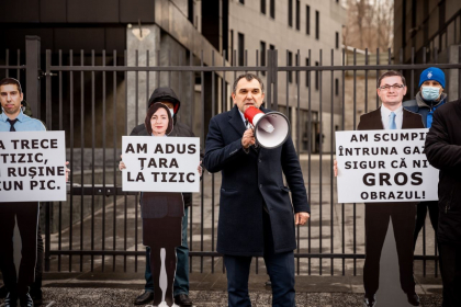 Maia Sandu, Igor Grosu si Mihai Popsoi - adusi la protestul organizat de partidul SOR? Cum au fost surprinsi in fata sediului Moldovagaz - FOTO
Maia Sandu, Igor Grosu si Mihai Popsoi - adusi la protestul organizat de partidul SOR? Cum au fost surprinsi in fata sediului Moldovagaz - FOTO