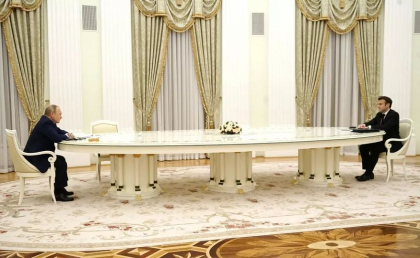 Covorul din sala unde au discutat Vladimir Putin si Emmanuel Macron - popular in Republica Moldova: "Cum apare in vanzare se vinde foarte rapid" - FOTO