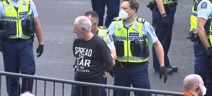 Ciocniri violente intre manifestanti anti-vaccin si politisti in fata Parlamentului din Wellington - VIDEO Ciocniri violente intre manifestanti anti-vaccin si politisti in fata Parlamentului din Wellington - VIDEO
