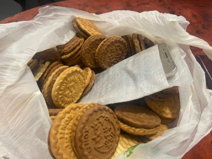 Biscuiti cu surprize. Angajatii ANP au depistat un telefon mobil ascuns intr-o punga cu biscuiti, care urma sa ajunga la un detinut - FOTO Biscuiti cu surprize. Angajatii ANP au depistat un telefon mobil ascuns intr-o punga cu biscuiti, care urma sa ajunga la un detinut - FOTO