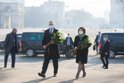 Ceremonia depunerii de flori la Monumentul lui Stefan cel Mare si Sfant, de catre prim-ministra Republicii Moldova, Natalia Gavrilita, si prim-ministrul Romaniei, Nicolae-Ionel Ciuca Ceremonia depunerii de flori la Monumentul lui Stefan cel Mare si Sfant, de catre prim-ministra Republicii Moldova, Natalia Gavrilita, si prim-ministrul Romaniei, Nicolae-Ionel Ciuca