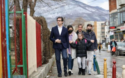 O fetita cu sindrom Down din Macedonia de Nord, dusa la scoala de presedintele tarii, intr-un gest de sustinere dupa ce parintii colegilor n-au vrut-o in clasa O fetita cu sindrom Down din Macedonia de Nord, dusa la scoala de presedintele tarii, intr-un gest de sustinere dupa ce parintii colegilor n-au vrut-o in clasa