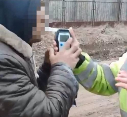Doi barbati - prinsi bauti la ghidonul unor motocultoare. Ce amenda au primit acestia - FOTO Doi barbati - prinsi bauti la ghidonul unor motocultoare. Ce amenda au primit acestia - FOTO