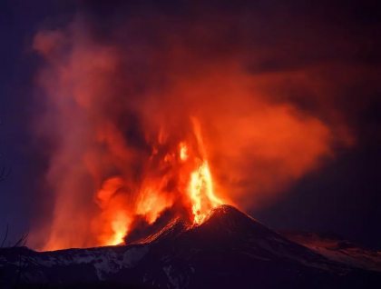 Vulcanul Etna a erupt. Imagini spectaculoase cu exploziile de lava - VIDEO