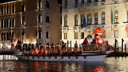 A inceput carnavalul de la Venetia. Imagini cu parada barcilor colorate pe Marele Canal A inceput carnavalul de la Venetia. Imagini cu parada barcilor colorate pe Marele Canal