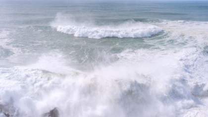 Un val anormal inalt cat o cladire de patru etaje, cel mai mare inregistrat pana acum, s-a produs in oceanul Pacific Un val anormal inalt cat o cladire de patru etaje, cel mai mare inregistrat pana acum, s-a produs in oceanul Pacific