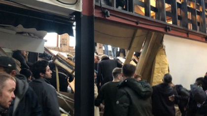 Podeaua unui pub din estul Londrei s-a prabusit cu tot cu clienti. 13 oameni au fost raniti Podeaua unui pub din estul Londrei s-a prabusit cu tot cu clienti. 13 oameni au fost raniti