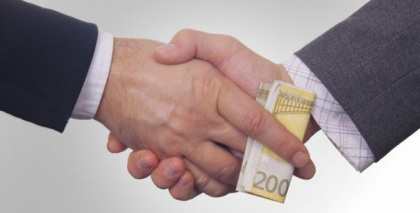 A cerut 200 de euro de la un barbat pentru a nu porni un dosar penal pe numele acestuia. Un politisti - retinut de procurori