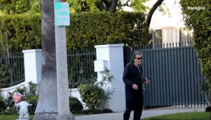 Un clip cu celebrul Al Pacino (81 de ani) dansand pe strada a devenit viral - VIDEO