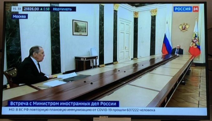 Lavrov, tratat cu aceeasi ”distanta” ca Macron. Imagini cu masa lunga de la discutia cu Putin devin virale